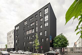 Straßenansicht der Fassade des Büro- und Geschäftsgebäudes Pôle PIXEL in Frankreich.