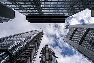 Straßenansicht des FOUR Frankfurt im Deutsche-Bank-Dreieck