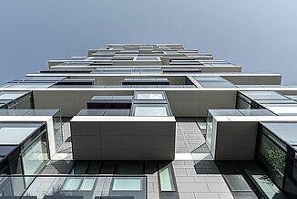 Detailansicht der Fassade vom Henninger Turm in Frankfurt mit Balkonen.