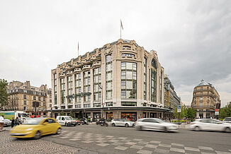 Straßenansicht des Kaufhauses La Samaritaine in Paris.