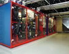 Eine Technikzentrale in einem großen Gebäude.