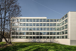 Moderner Bürokomplex mit Glasfront im Warschauer Stadtteil Powiślethia.