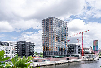 Trittschallschutz der Loggien im ROOTS Hamburg durch REGUPOL sound and drain 22 als Trittschalldämmung für Balkone und Terrassen.