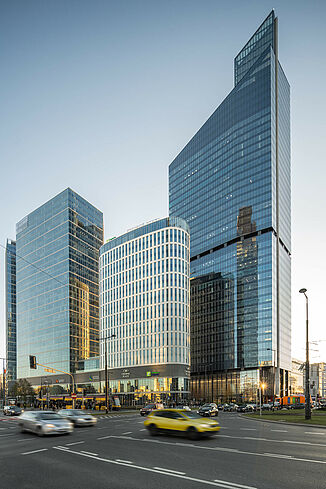 Blick über die befahrene Straße zum Skyliner Tower in Warschau.