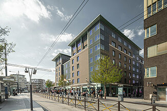Straßenbahn Haltestelle vor dem Novotel Hotel in Paris.