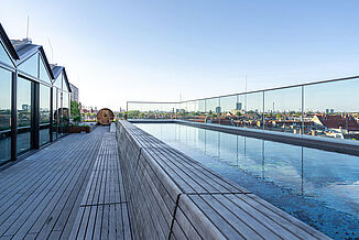 Exklusive Dachterrasse mit Pool und Panoramablick – moderne Architektur mit Trittschalldämmung für hohen Komfort hinsichtlich Laufgeräuschen und Schallschutz.