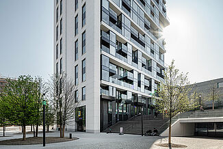 Die Rückseite mit Innenhof vom Henninger Turm in Frankfurt.