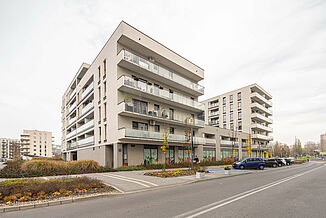 Mixed-Use Gebäude in Warschau mit Wohneinheiten und einem Biedronka Supermarkt im Erdgeschoss.