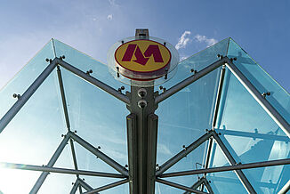 Glasdach eines Metro Eingangs in Warschau.