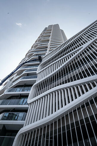 Detailansicht der Fassade mit Balkonen vom Grand Tower in Frankfurt.