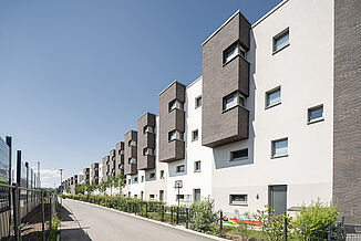 Häuserfront vom Wohnquartier Quellenpark gegenüber von den Bahnschienen in Bad Vilbel.