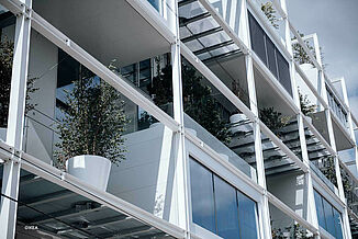 Fassade von IKEA Westbahnhof Wien mit begrünter Gebäudehülle