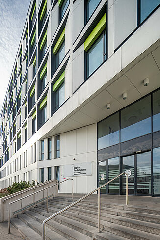Eingang vom Kinderkrankenhaus der Universitätsklinik in Warschau.