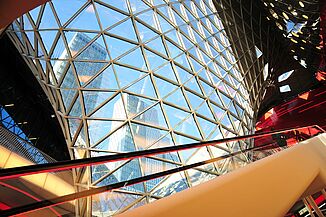 Innenansicht der großen Glasfront im Palais Quartier in Frankfurt.