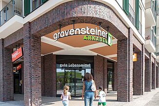 Eingangsbereich zu den Geschäften im Mixed-Use Gebäude Gravensteiner Arkaden in Frankfurt.