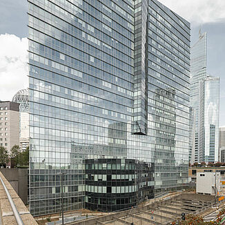 Der Allianz One Tower in Paris mit weiteren Wohn- und Geschäftshäusern im Hintergrund.