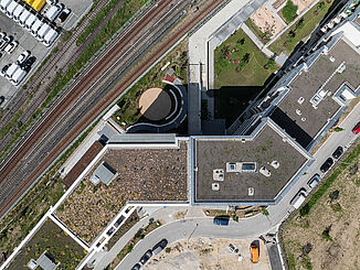 Wohngebäude Lichtenreuth an Bahnstrecke mit REGUPOL vibration zur Körperschallentkopplung und urbanem Wohnen ohne Erschütterungen.