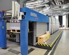 Eine elastisch entkoppelte große Maschine in einer Industrieanlage.