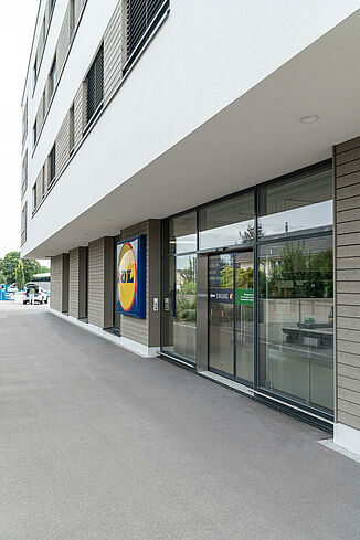 Eingangsbereich von Lidl in einem Mixed-Use Gebäude in Münchwilen.