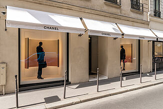 Straßenansicht des Chanel Flagship Stores in Paris.
