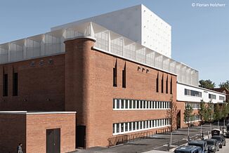 Seitliche Ansicht des Gebäudekomplex vom Volkstheater München.