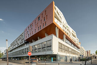 Teilansicht des Mixed-Use Gebäudes Rosa Park, das mit einer einer Länge von 617 Metern das längste Gebäude der Stadt Paris ist.