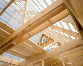 Ein Massivholzhaus im Rohbau.