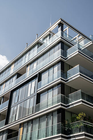 Außenfassade mit den Balkonen von The Ambassy in Wien.