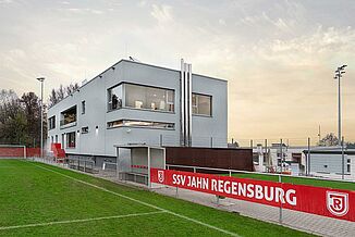 Außenansicht des Trainingsgelände und des Gebäudes vom SSV Jahn Regensburg.