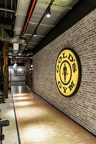 Flur im Gold’s Gym Jena mit Blick in den Trainingsbereich
