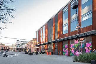 Fassaden aus Backsteinen und Stahl vom Mixed-Use Gebäude Koneser im Warschauer Stadtteil Praga.