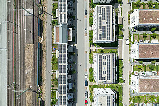 Luftaufnahme von Bahnschienen die direkt an das Neubauquartier Quellenpark in Bad Vilbel angrenzen.