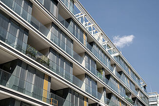 Fassade mit Balkonen von dem exklusiven  Wohnkomplex The Ambassy in Wien.