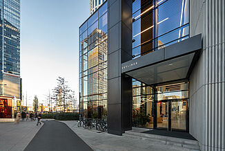 Verglaster Eingangsbereich vom Skyliner Tower in Warschau.