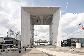 Der Grande Arche in Paris ist ein moderner Nachbau Nachbau des Triumphbogens und eine Art Landmarke von La Défense.