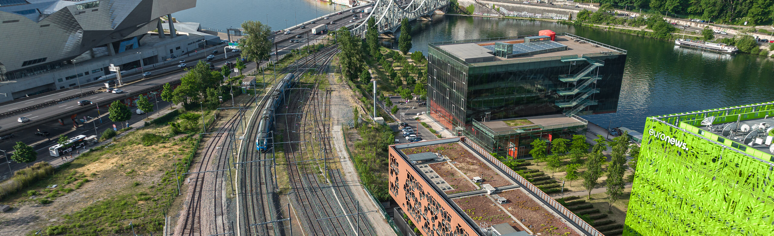 MOB Hotel direkt an den Bahnschienen in Lyon.