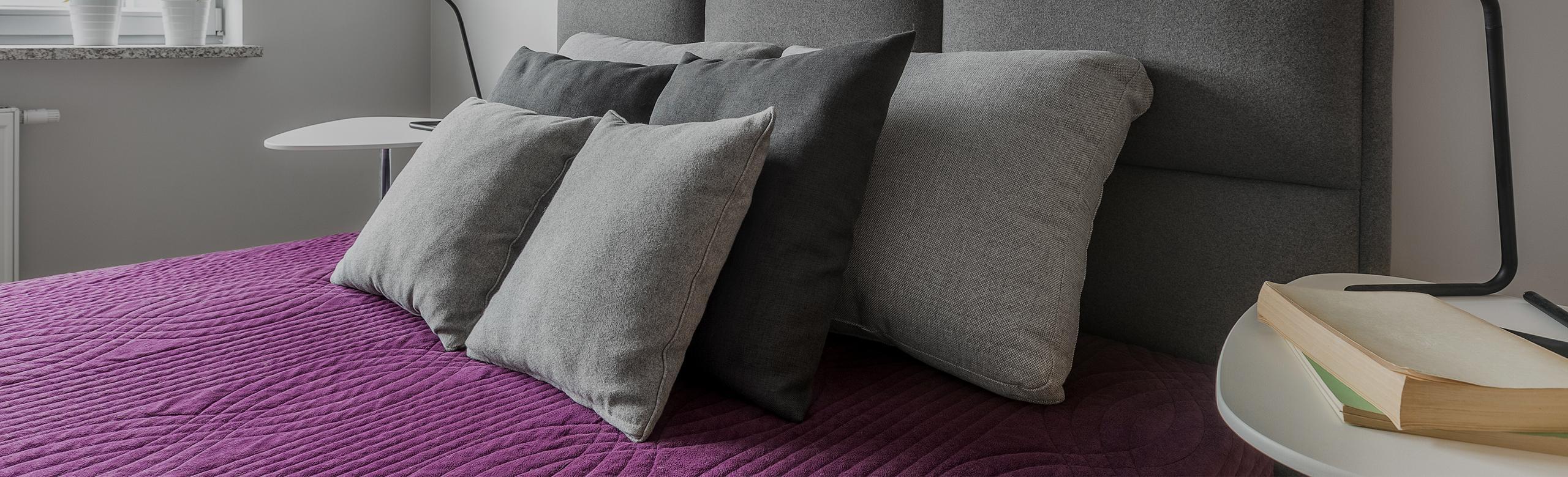 Boxspringbett in einem Hotelzimmer.