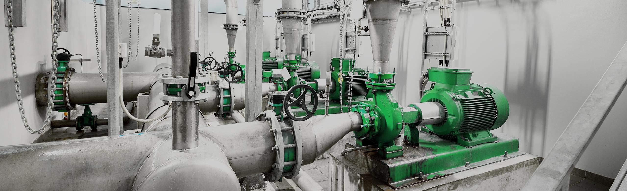 Haustechnische Anlagen in einer Technikzentrale.