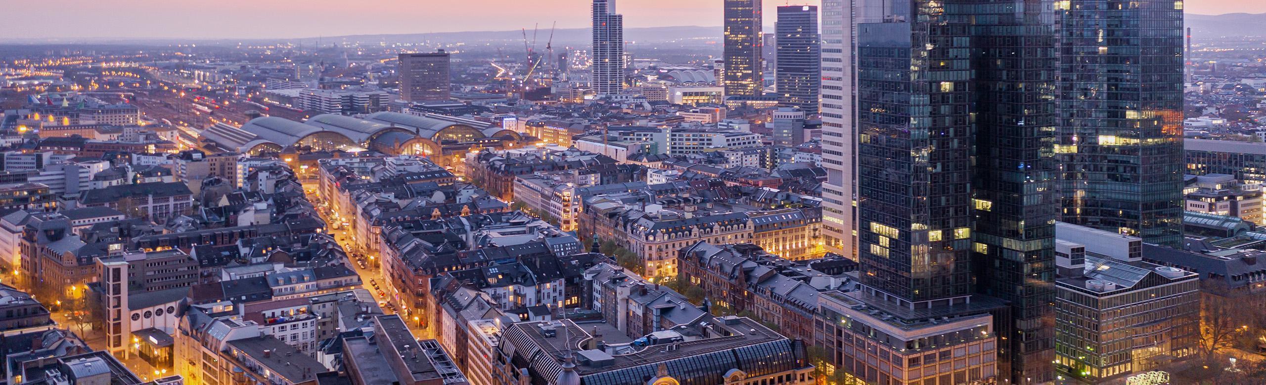 Drohnenaufnahme mit Towern und Gebäuden der Frankfurter Innenstadt.