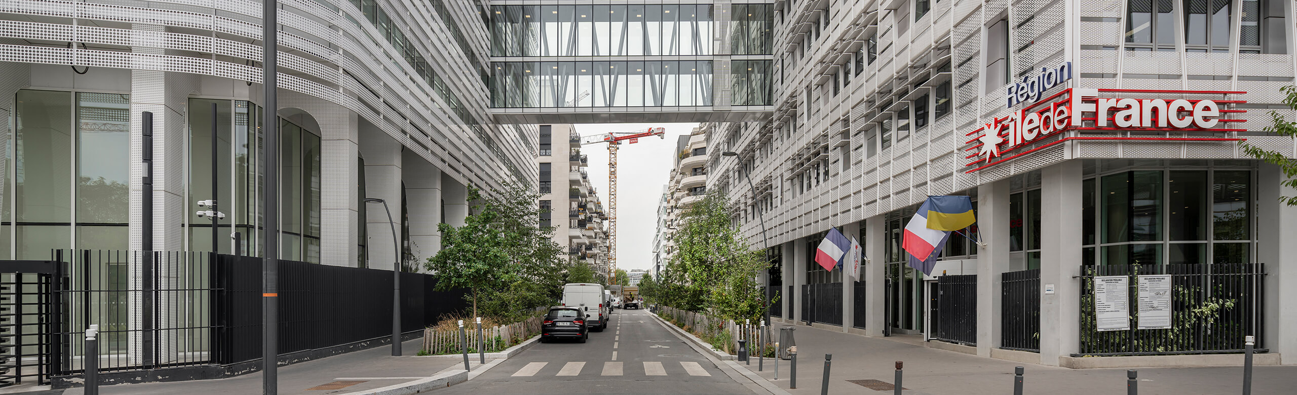 A road that leads through two building complexes of the Conseil Régional of the Île de France region.