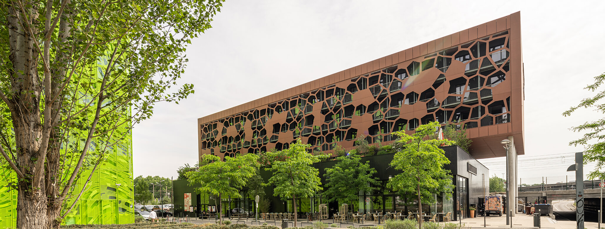 Ehemaliges Bürogebäude direkt an der Bahn zu Hotel umbauen