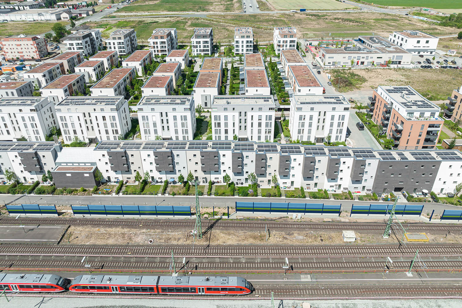 The Quellenpark residential quarter in Bad Vilbel is located directly next to the railway infrastructure.